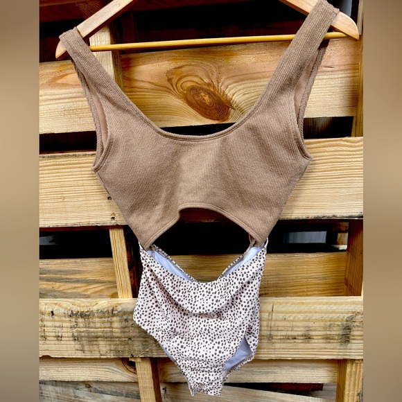 New Bikini one piece swimsuit size Medium. Tan and cream. - Picture 1 of 8